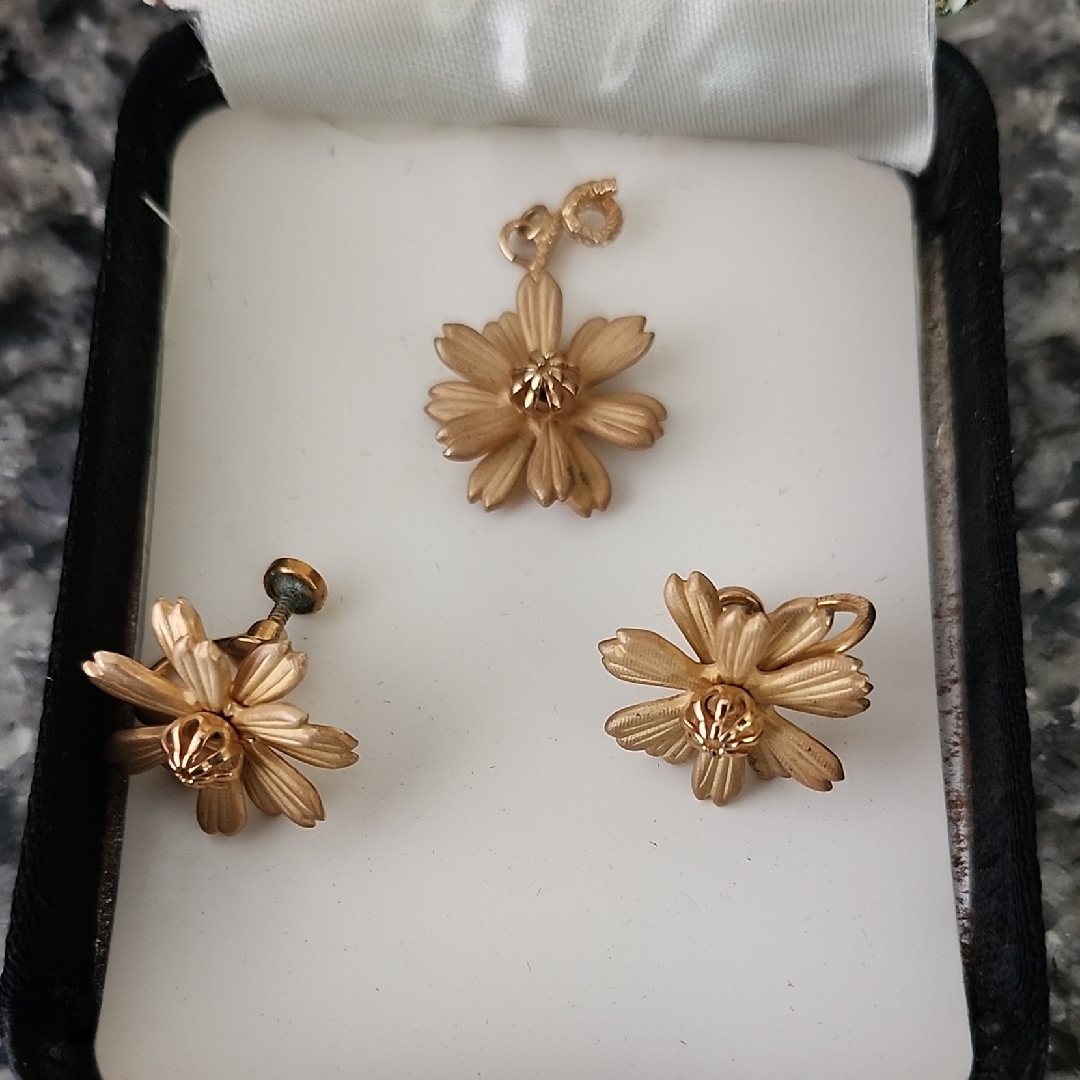 Vintage Amco 14k Gold Overlay Textured Daisy Flower Design Pendant & Earrings